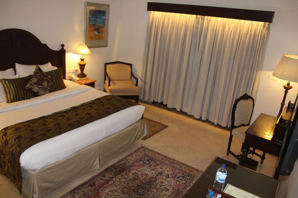 คลับ มหินทรา อคาเซีย ปาล์ม Hotel โคลวา ภายนอก รูปภาพ