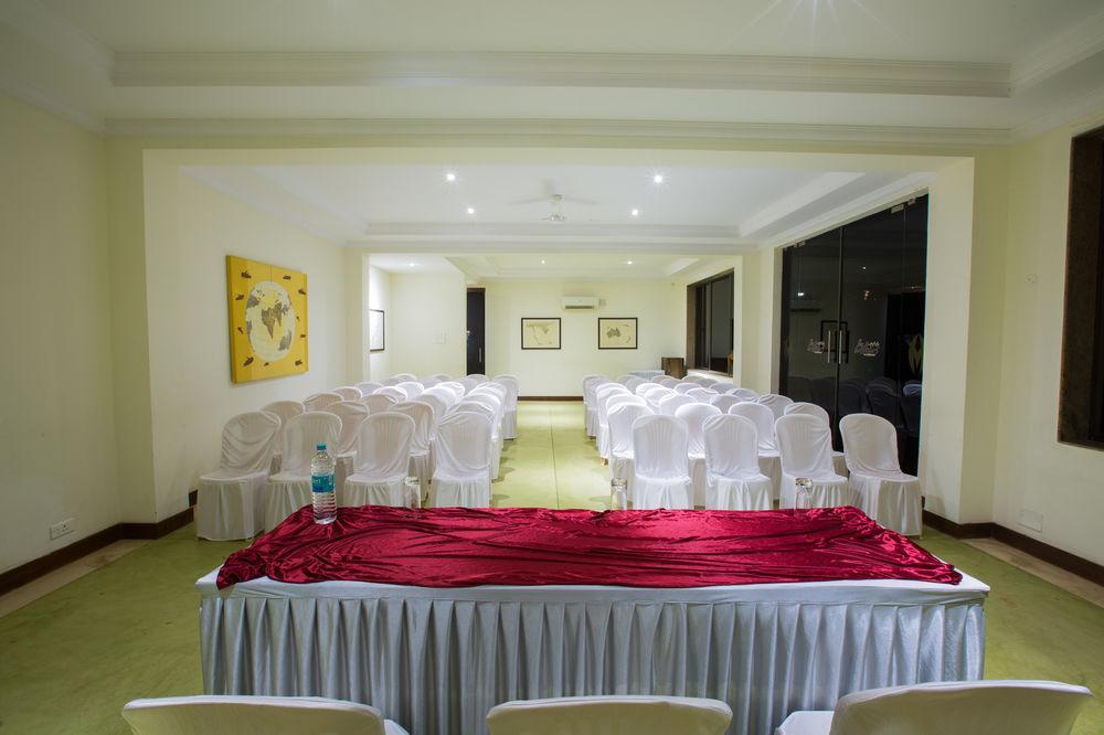 คลับ มหินทรา อคาเซีย ปาล์ม Hotel โคลวา ภายนอก รูปภาพ
